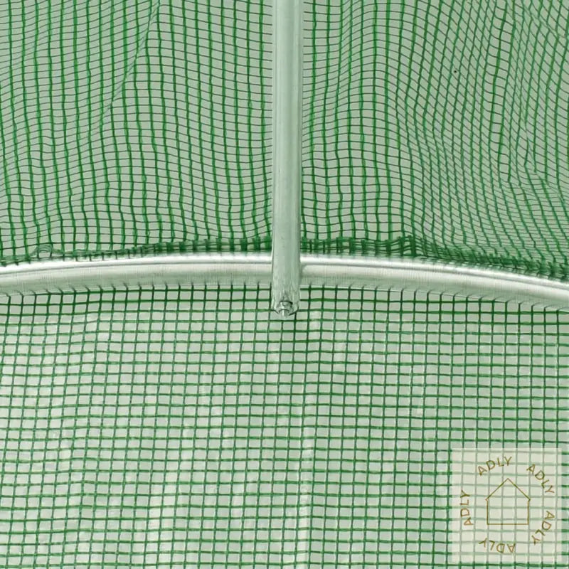 Detalj av drivhusramme i slitesterk polyetylen for plantene dine og romslig drivhus