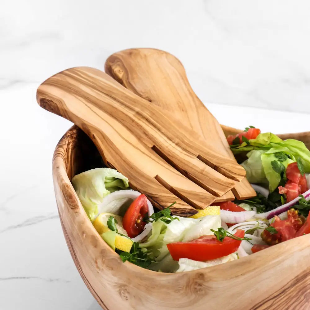 Håndlaget oliventreet salatbolle med serveringsbestikk fra Salathender i oliventre