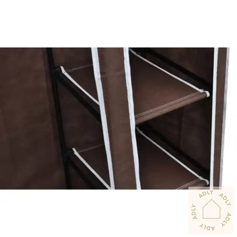 Garderobe Stoff Brun