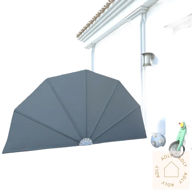 Grå utendørs lagringsskjul med sammenleggbar sidemarkise til hagemøbler og møbler til hjemmet