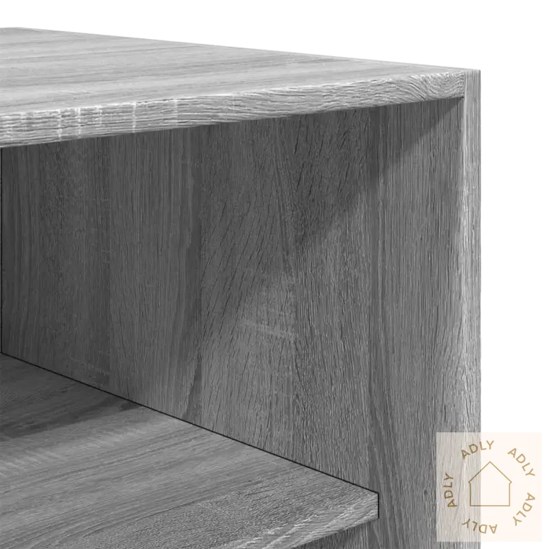 Gray wood-grain shelving unit i solid garderobeskap laget av holdbart treverk