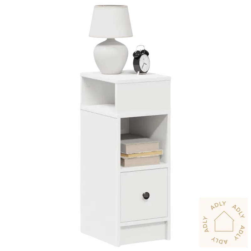 Stilfulle nattbord med praktisk oppbevaring, lamp og klokke, passer perfekt