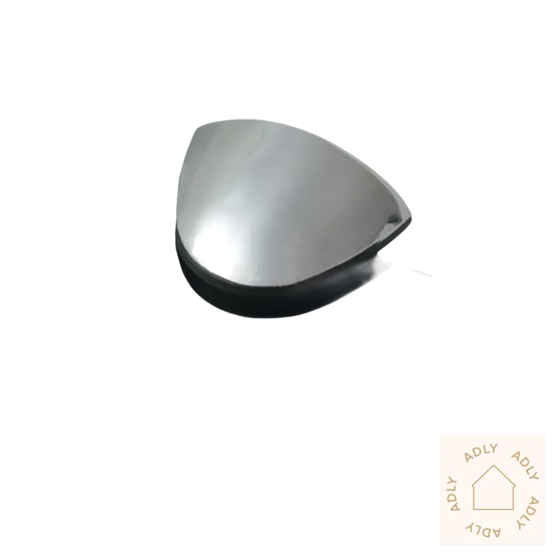 Sølvfarget, buet metallhyllebrak for stilren vegghylle i herdet sikkerhetsglass