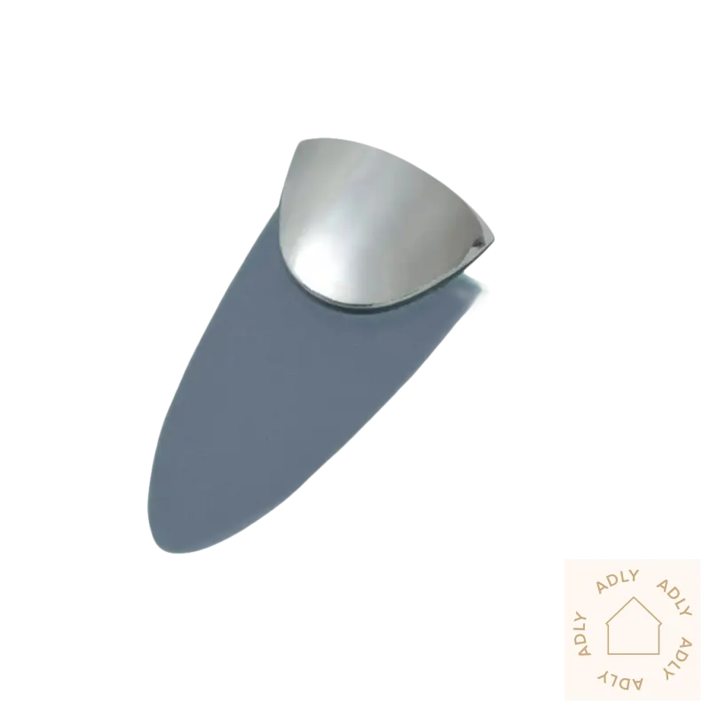 Sølvfarget ring på stilren vegghylle med herdet sikkerhetsglass for moderne hjem