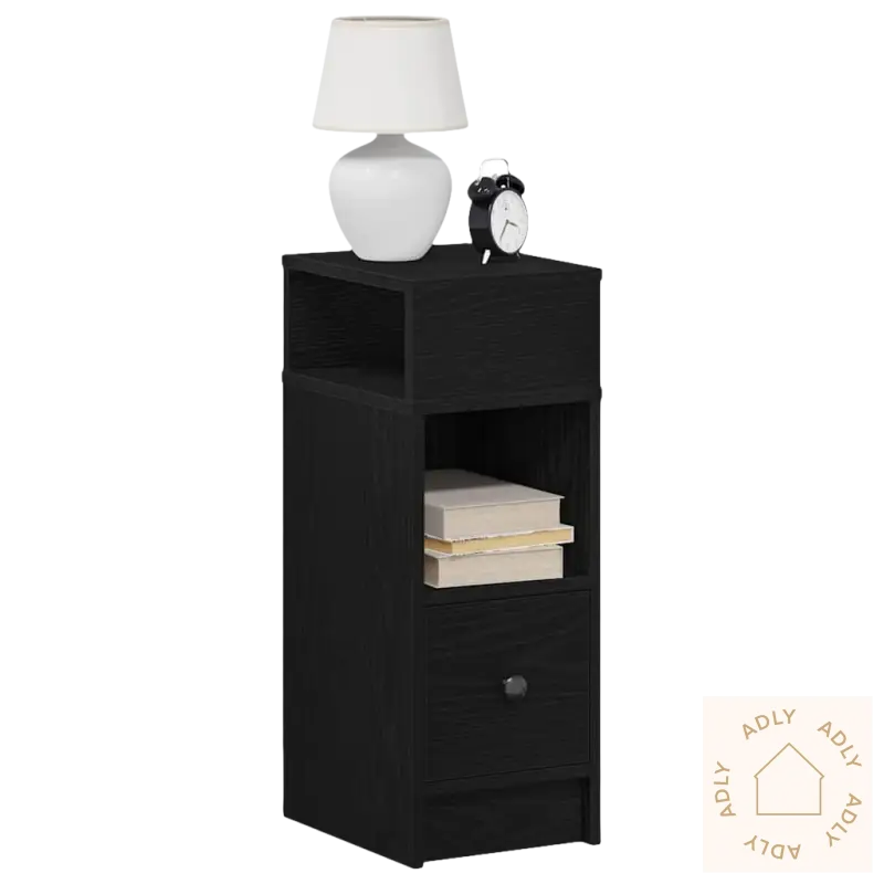 Stilrent nattbord med glatte overflaten, lampe og klokka, ideelt for hagemøbler