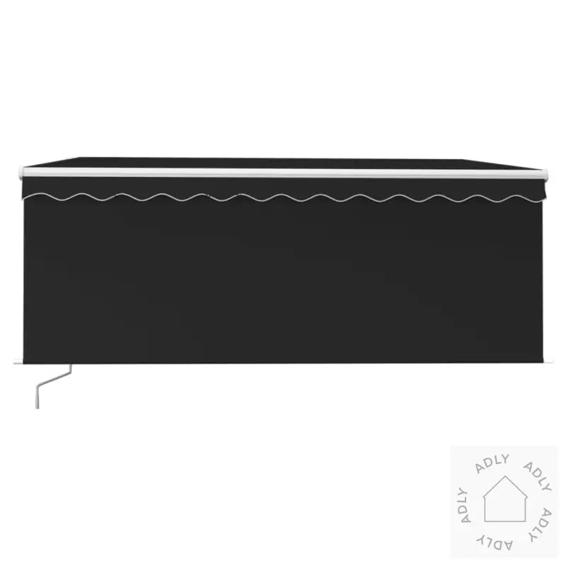 Black awning with scalloped edge som passer perfekt til hagemøbler og uttrekkbar markise