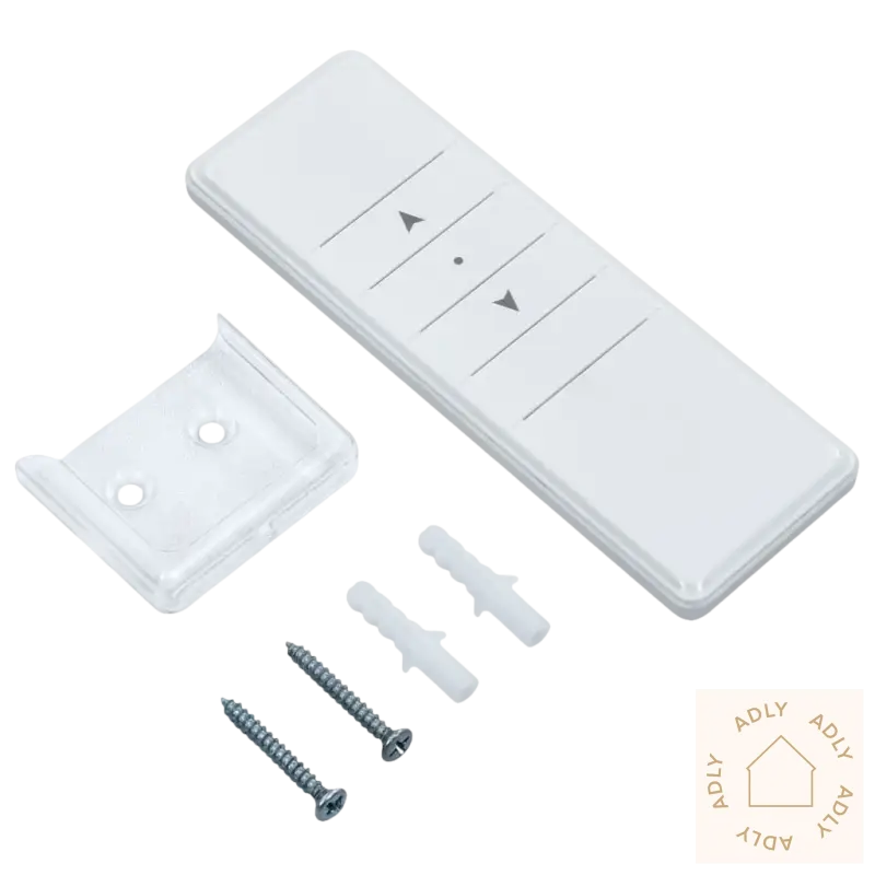 Hvitt fjernkontroll med montering for uttrekkbare markisen som matcher stilige utendørsmøbler