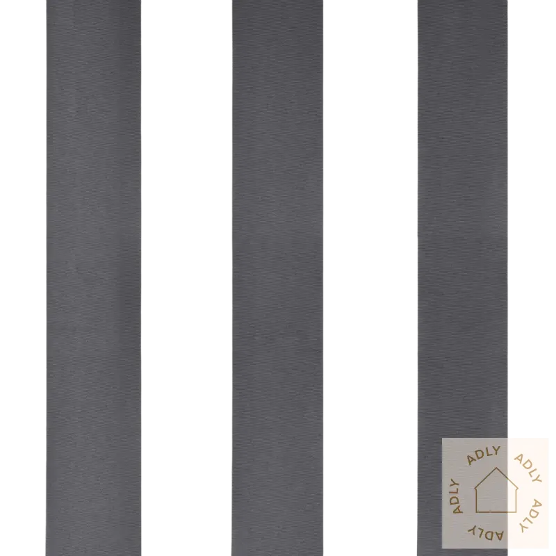 Gray og hvit stripet mønster på uttrekkbar markise i pulverlakkert aluminium for hagemøbler