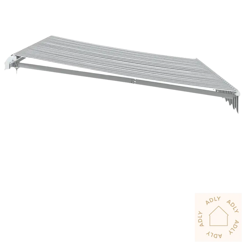 Uttrekkbare markisen med stripete stoff av slitesterkt stoff over hagemøbler