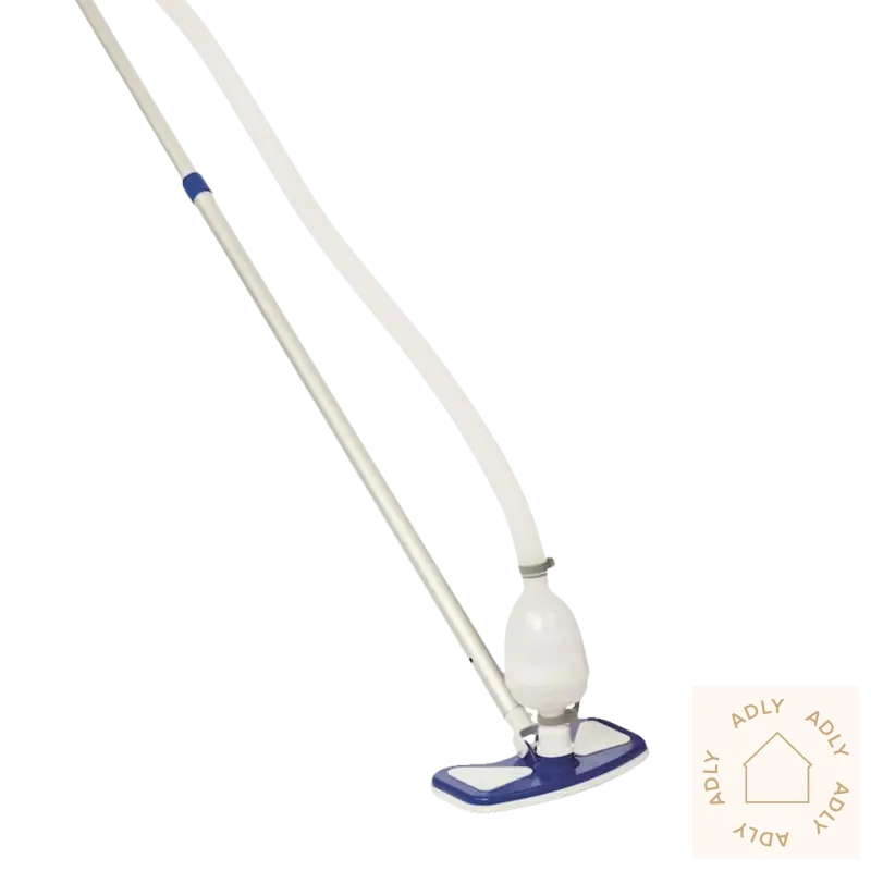 Pool vacuum med stang og slange for å fjerne flytende blader og holde bassenget rent
