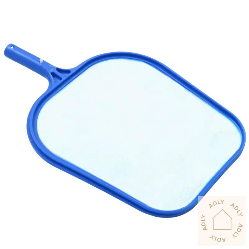 Blå plastskimmer for basseng med hvit slange og beskyttende støtfanger