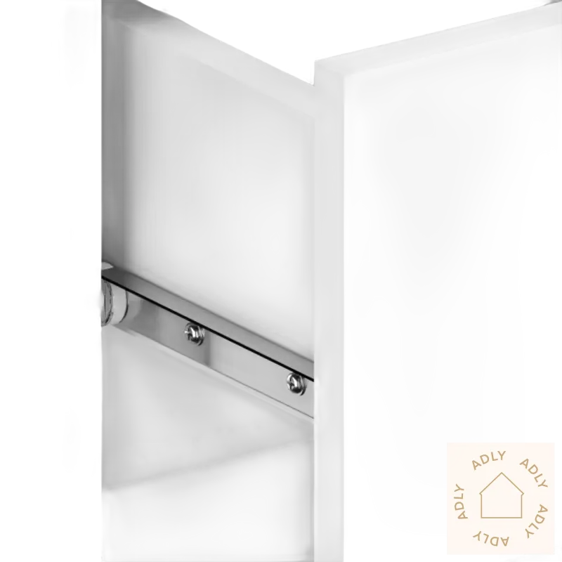 Hvitt vegghengt nattbord moderne med metallskinne, perfekt for daglig bruk