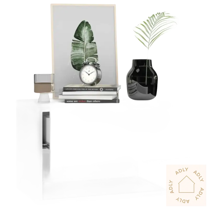 Hvitt vegghengt nattbord moderne med dekor, perfekt for daglig bruk