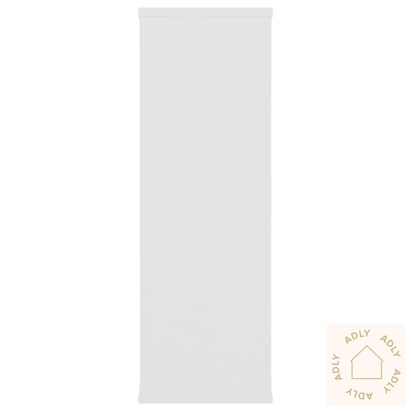 Hvitt skapdør for stilfull lagring hjemme med åpne rom og vegghyller