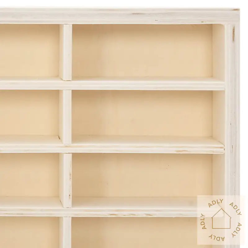 Samlerutstilling I Tre Med 80 Rom 80X4,5X40,5 Cm