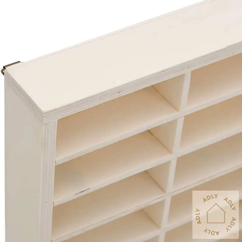 Samlerutstilling I Tre Med 80 Rom 80X4,5X40,5 Cm